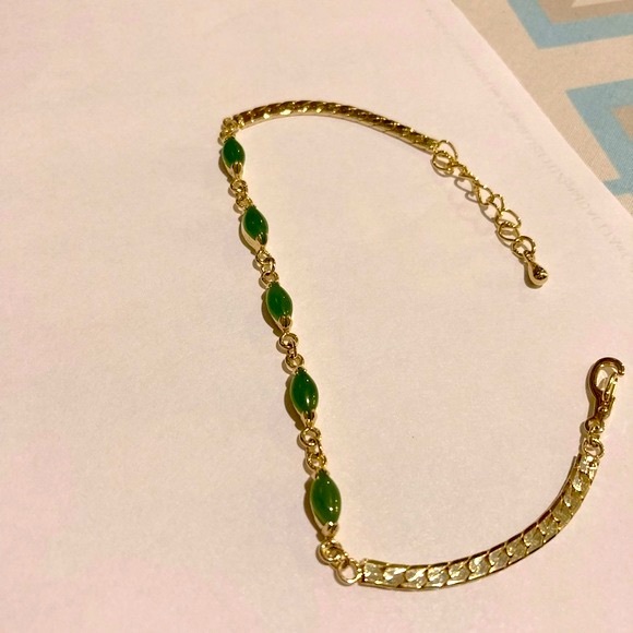 Bracelet. Beautiful with Green Stones. Excellent Condition - Picture 7 of 16
